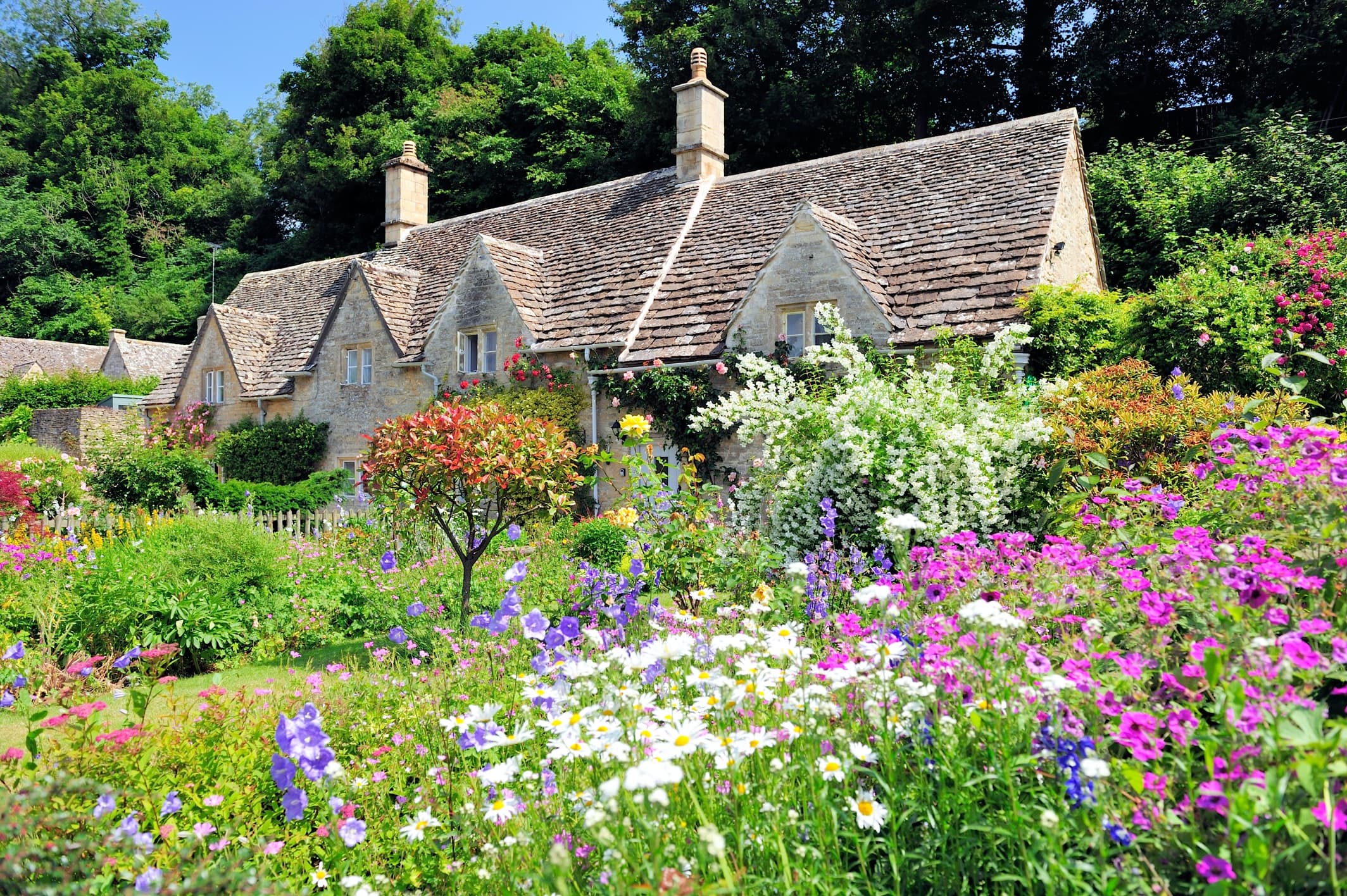 english cottage and beautiful garden in the Cotswolds