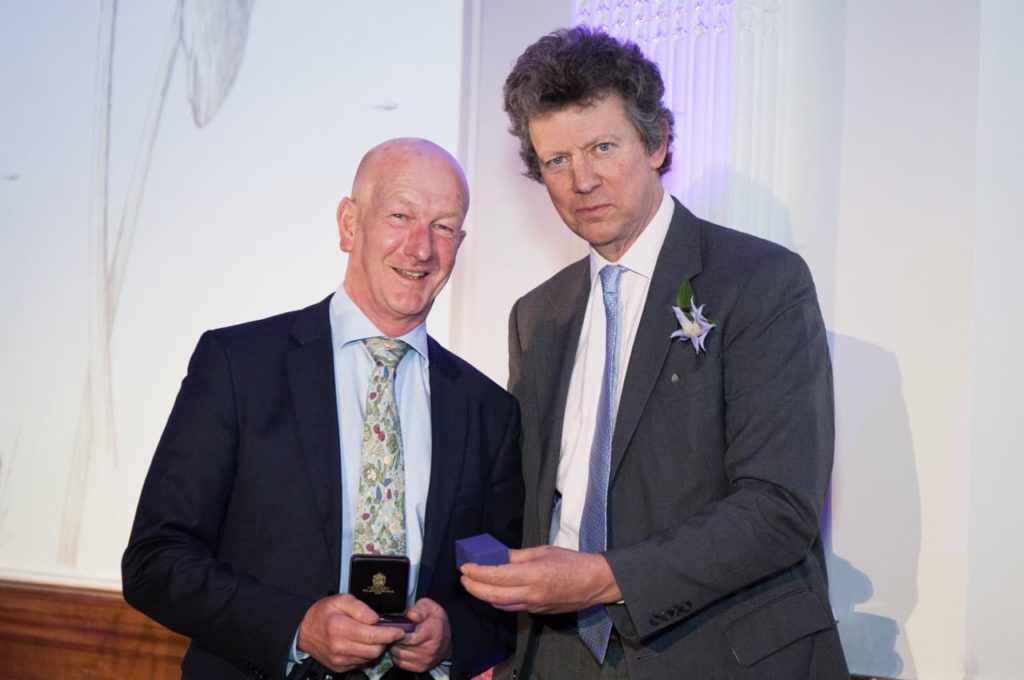 Andrew McIndoe receives the Veitch Memorial Medal from Sir Nicholas Bacon, President of the RHS 